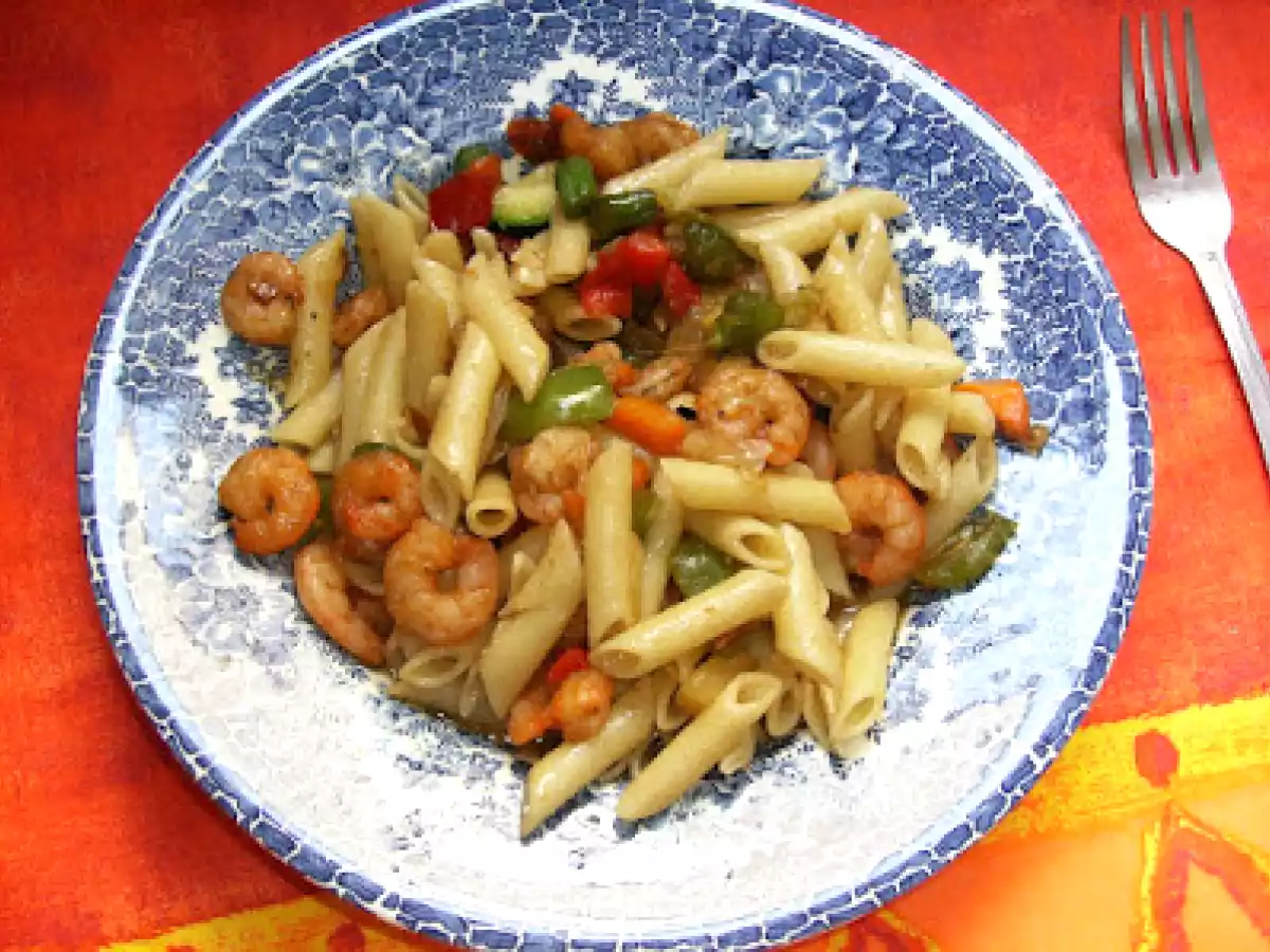Pasta con verduras y gambas.