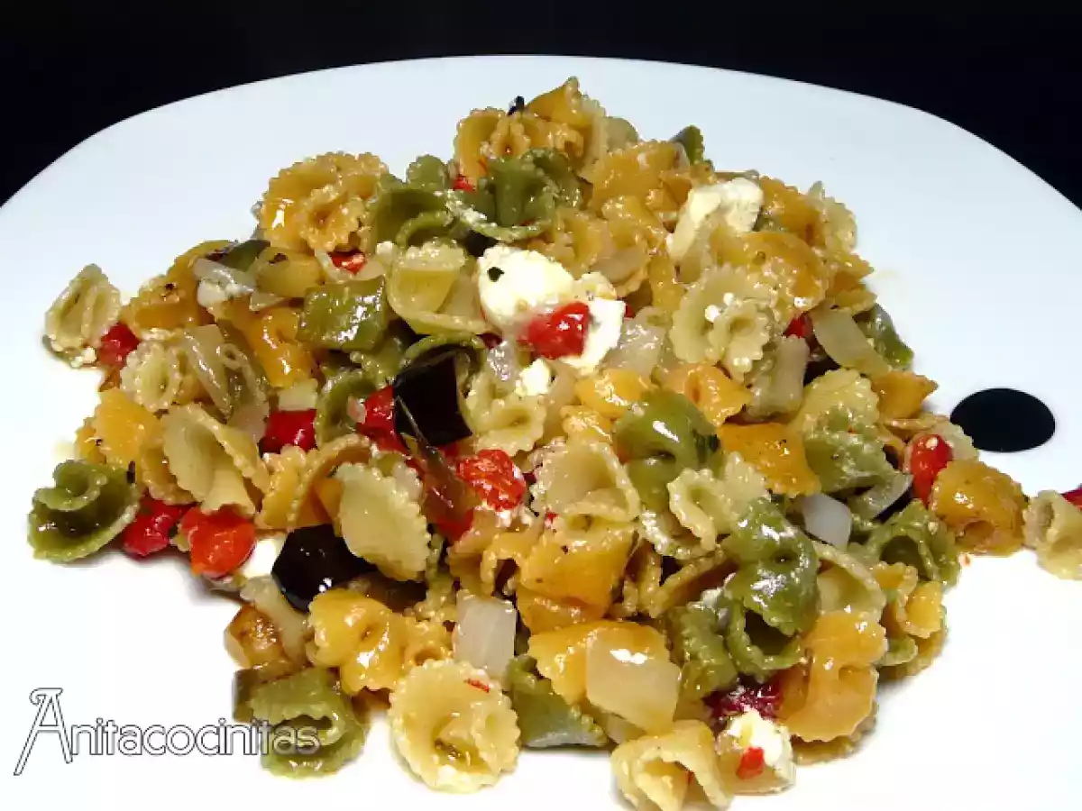 Pasta con verduritas asadas y queso de cabra