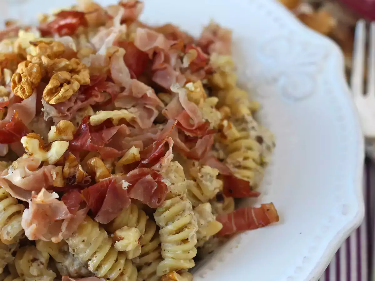 Pasta cremosa con achicoria, bacon crujiente y nueces: receta rápida e irresistible - foto 3