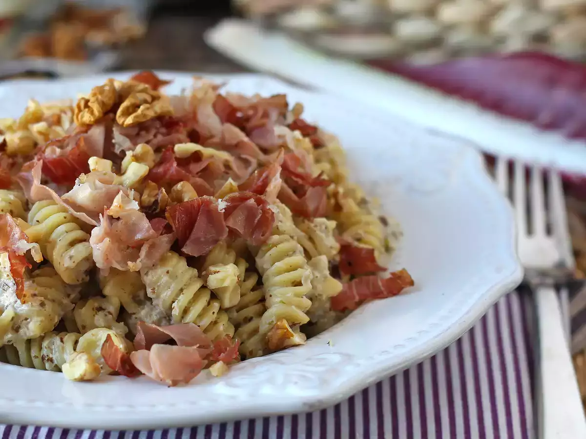 Pasta cremosa con achicoria, bacon crujiente y nueces: receta rápida e irresistible - foto 4