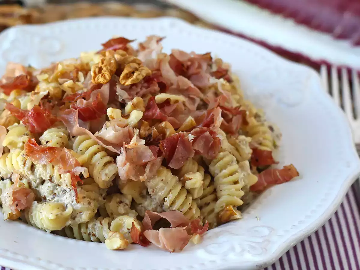 Pasta cremosa con achicoria, bacon crujiente y nueces: receta rápida e irresistible - foto 5