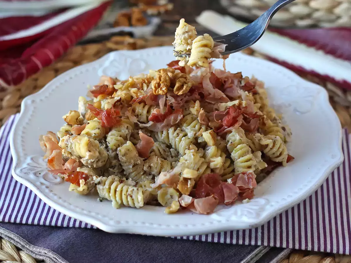 Pasta cremosa con achicoria, bacon crujiente y nueces: receta rápida e irresistible - foto 6