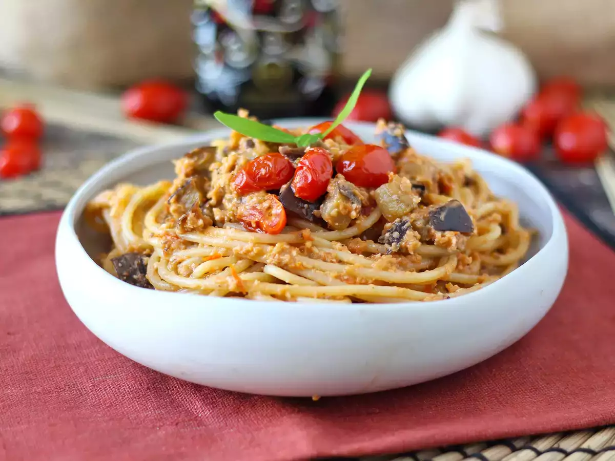 Pasta cremosa con berenjena asada y tomates cherry, sin nata
