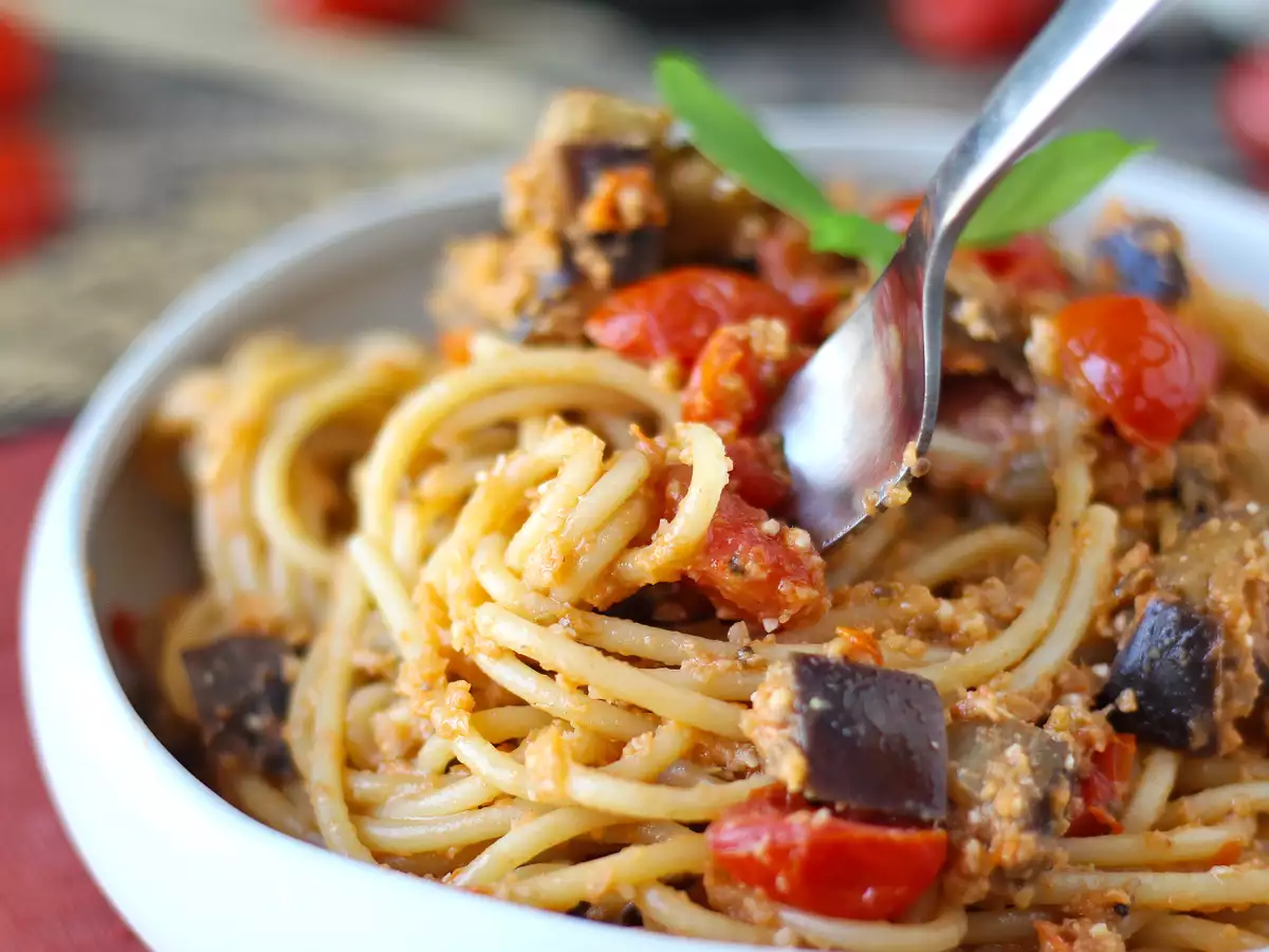Pasta cremosa con berenjena asada y tomates cherry, sin nata - foto 2