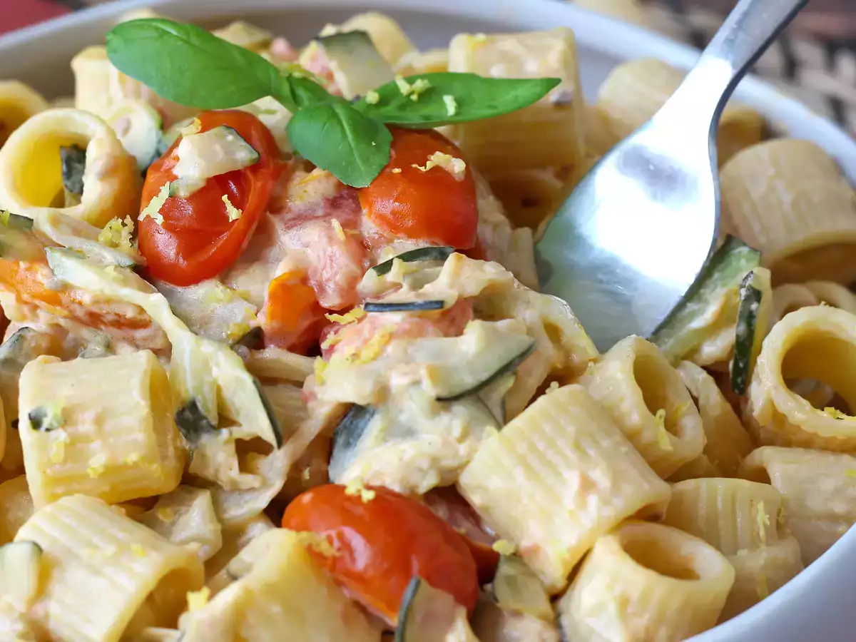 Pasta cremosa con calabacín, tomates cherry, queso philadelphia y limón - foto 3