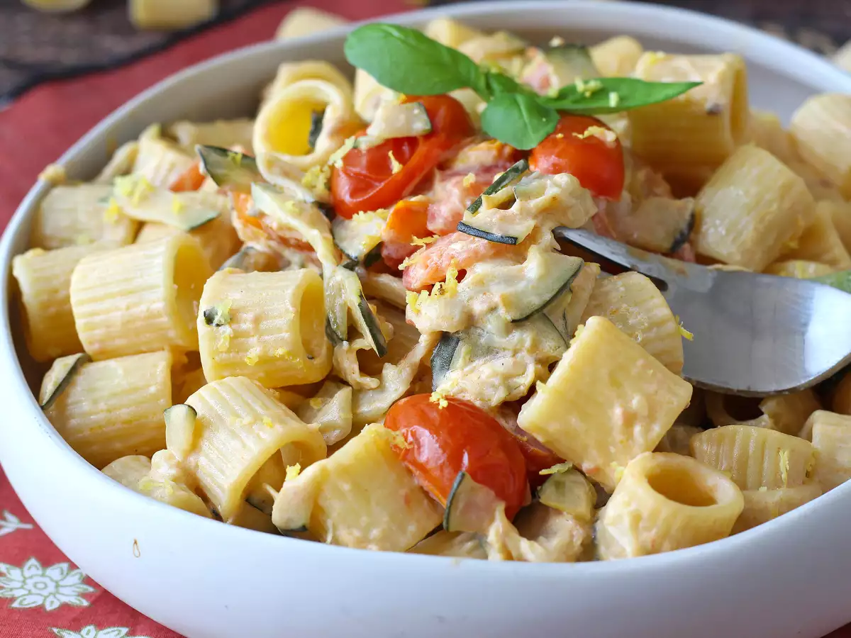 Pasta cremosa con calabacín, tomates cherry, queso philadelphia y limón - foto 4