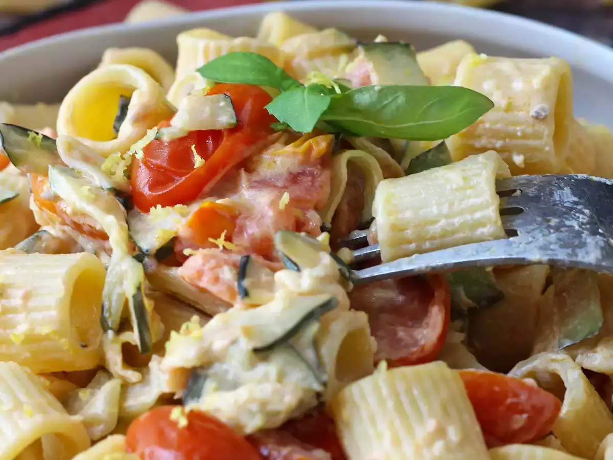 Pasta cremosa con calabacín, tomates cherry, queso philadelphia y limón - foto 5