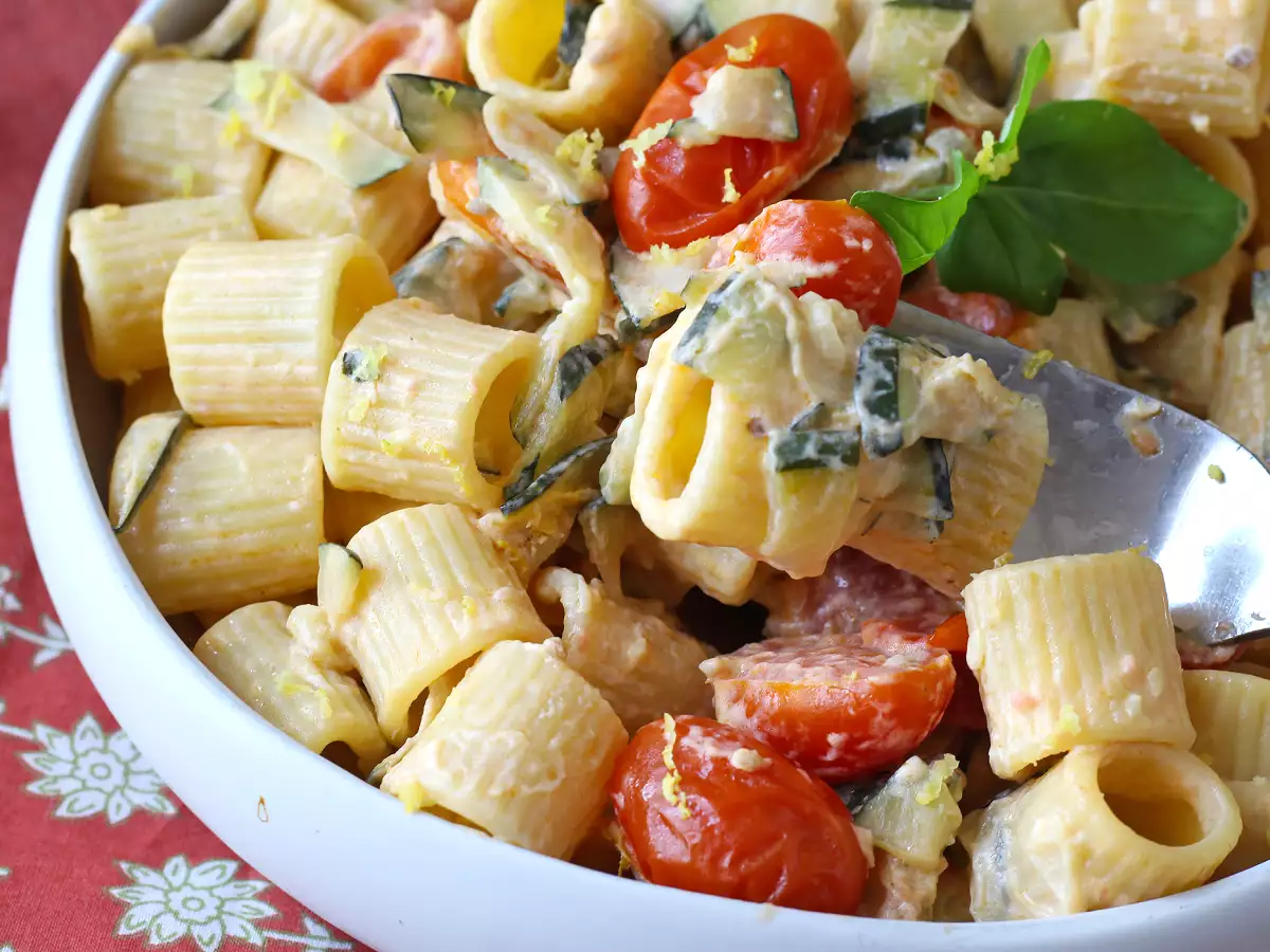 Pasta cremosa con calabacín, tomates cherry, queso philadelphia y limón - foto 6