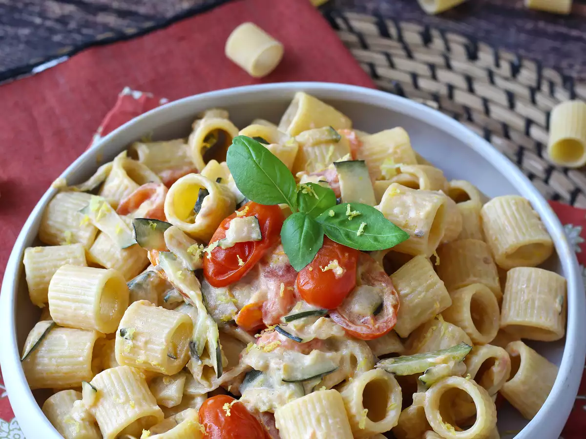 Pasta cremosa con calabacín, tomates cherry, queso philadelphia y limón - foto 7
