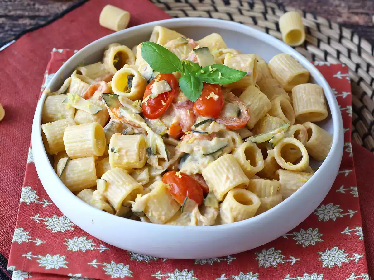 Pasta cremosa con calabacín, tomates cherry, queso philadelphia y limón - foto 8