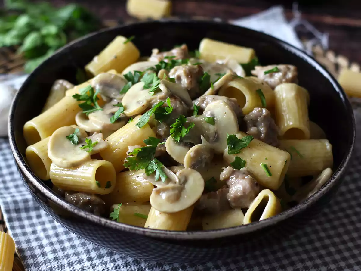 Pasta cremosa con champiñones y salchicha - foto 3