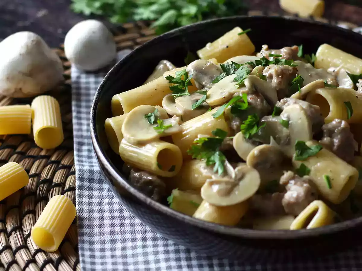 Pasta cremosa con champiñones y salchicha - foto 4