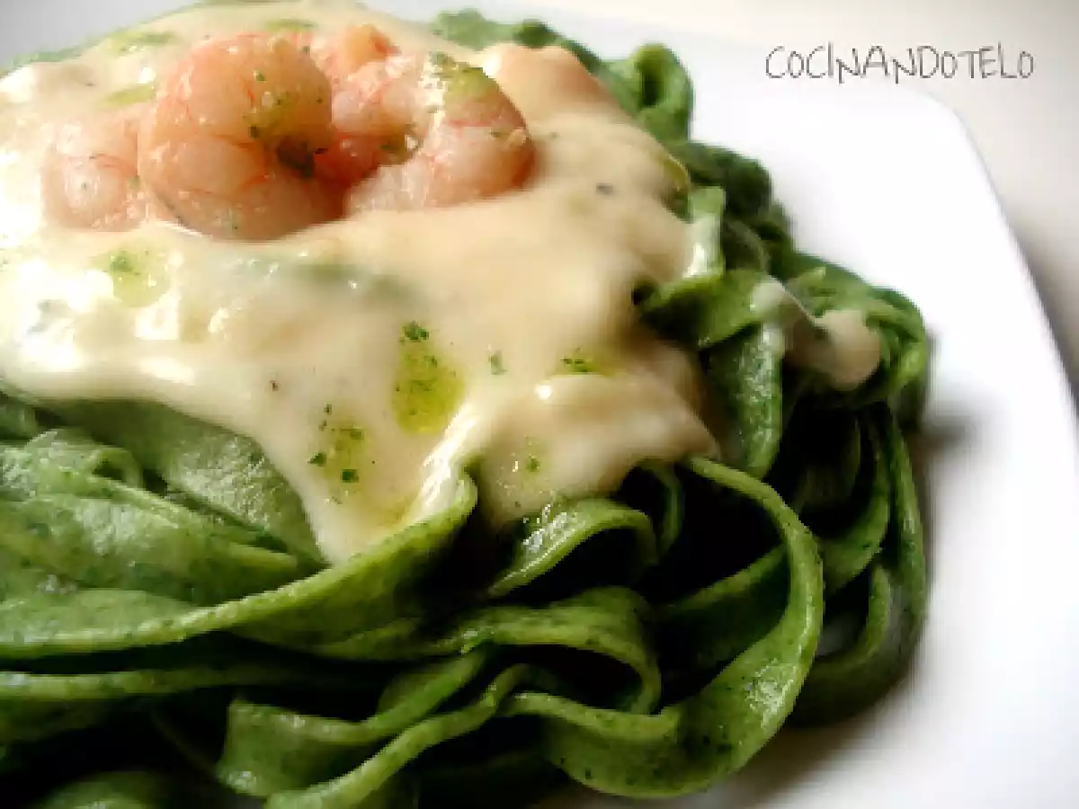Pasta de espinacas con bechamel y gambas