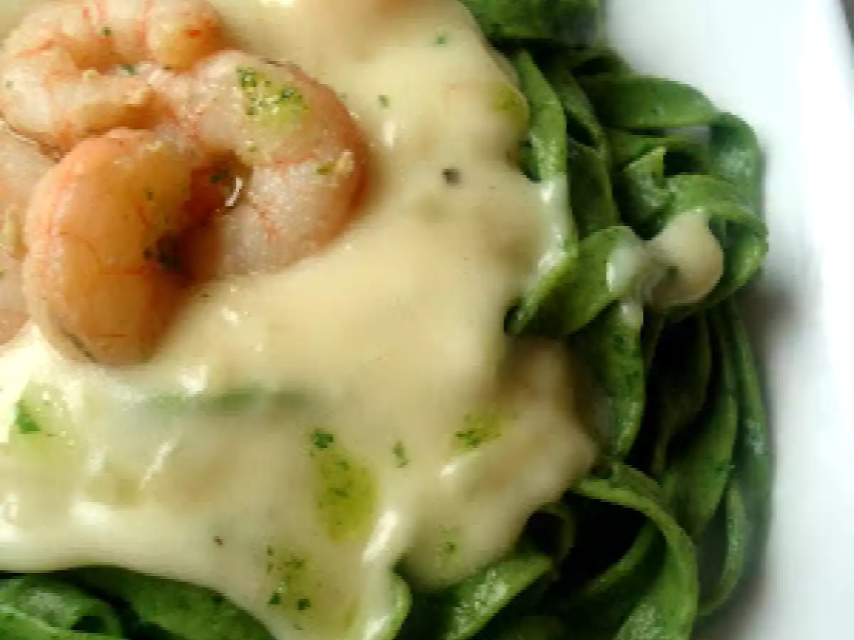 Pasta de espinacas con bechamel y gambas - foto 2