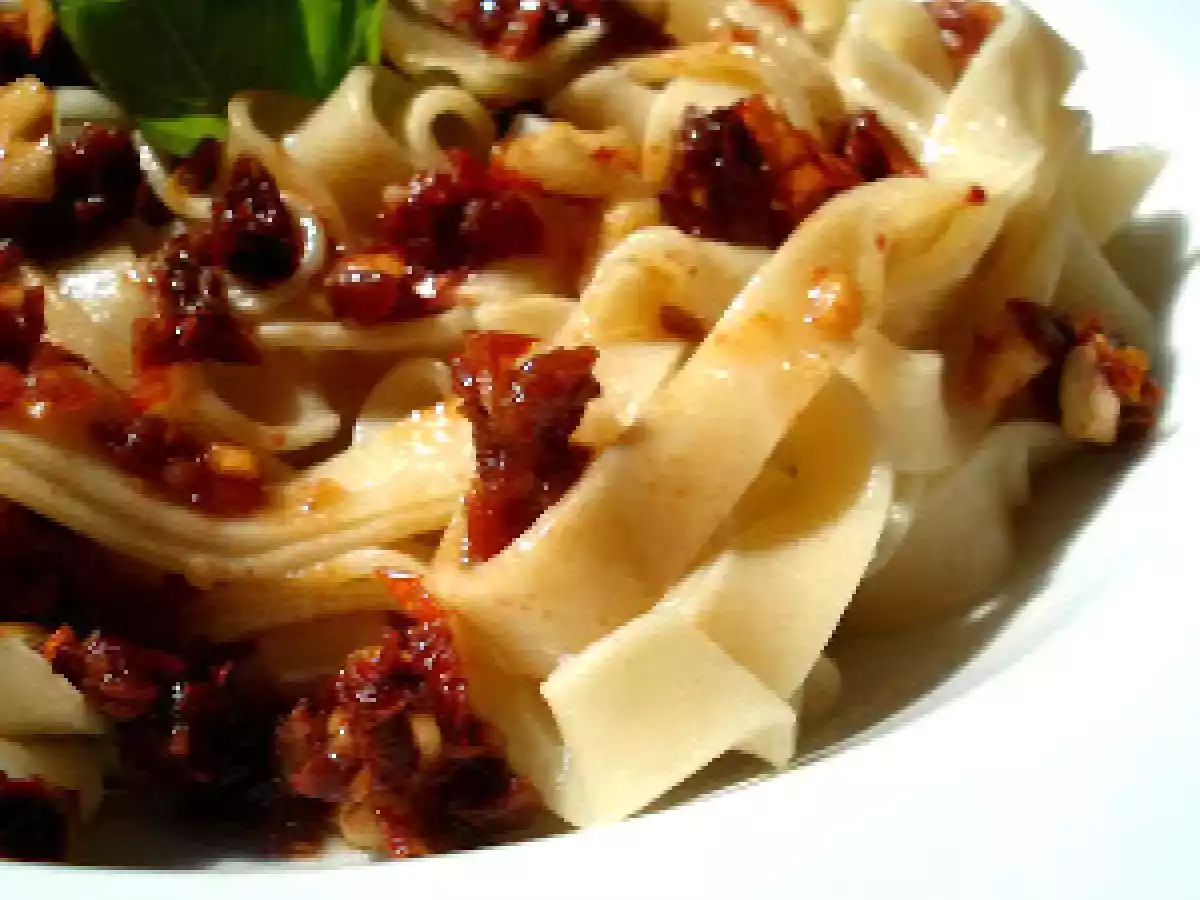 PASTA FRESCA CON ALIÑO DE TOMATES SECOS Y AVELLANAS