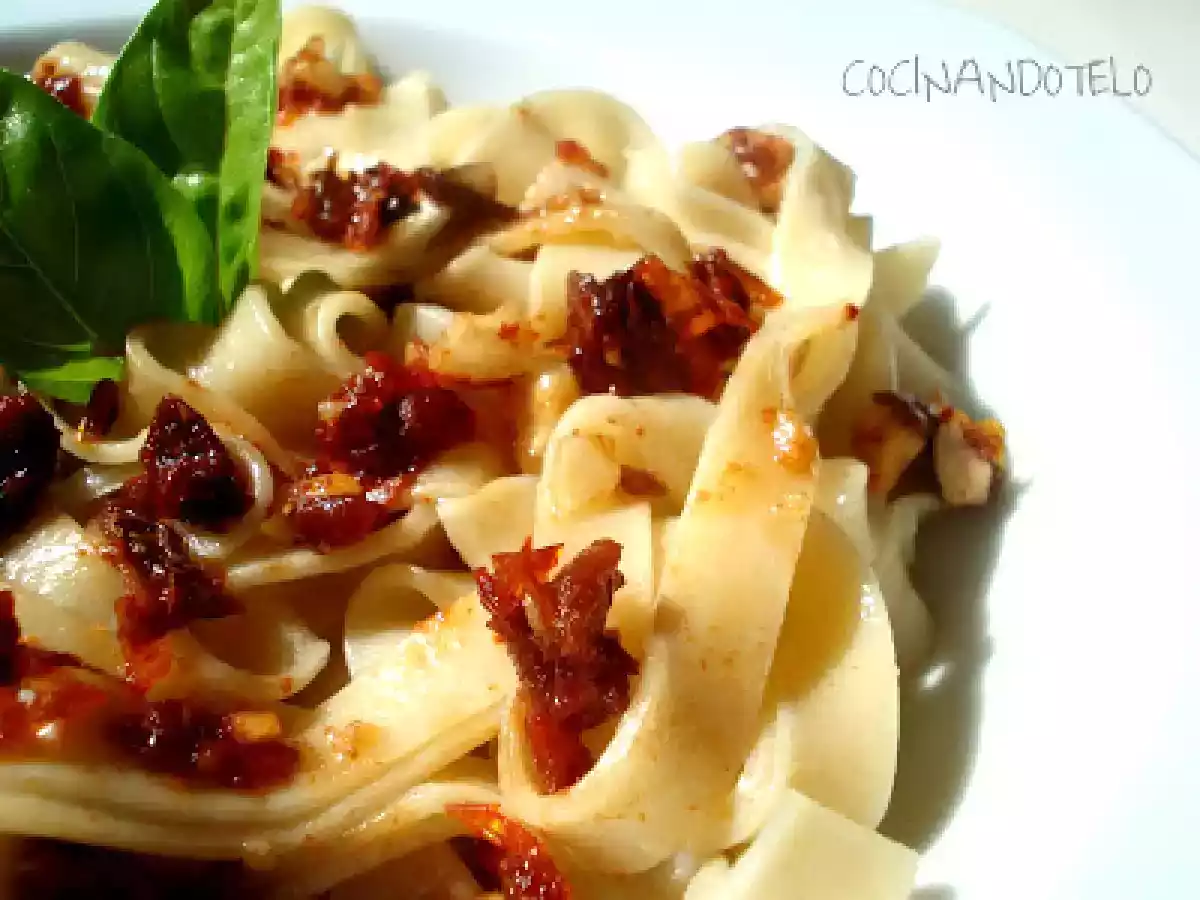 PASTA FRESCA CON ALIÑO DE TOMATES SECOS Y AVELLANAS - foto 2