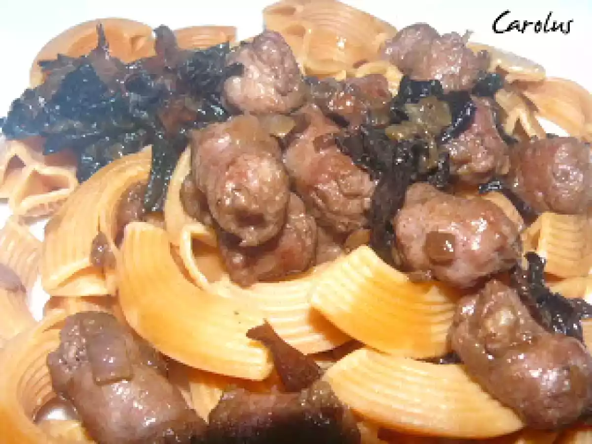 Pasta fresca con setas y salchichas