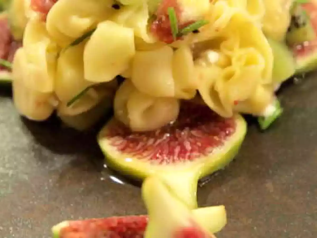 Pasta fresca rellena de queso parmesano, acompañada de higos, k