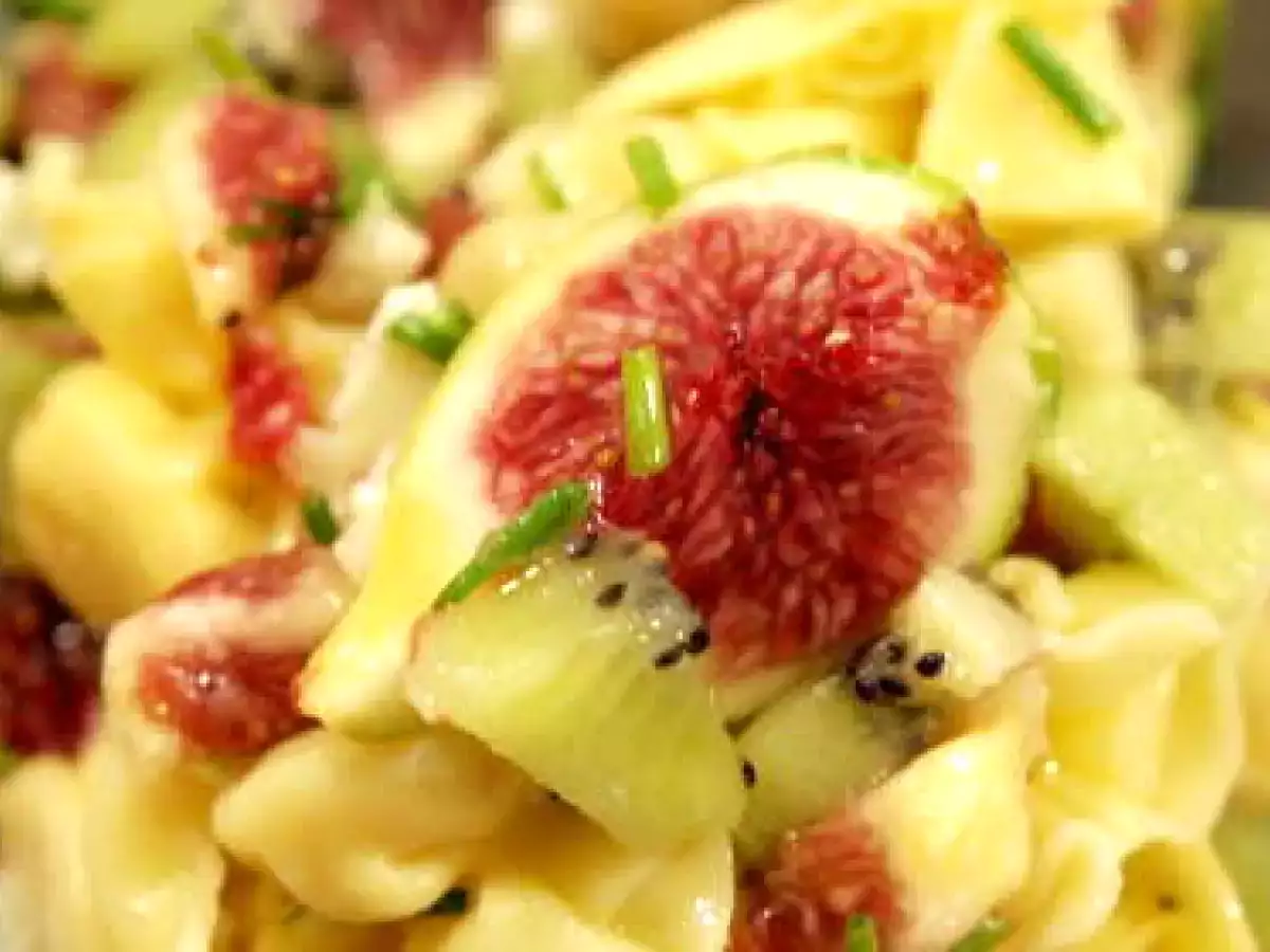 Pasta fresca rellena de queso parmesano, acompañada de higos, k - foto 2