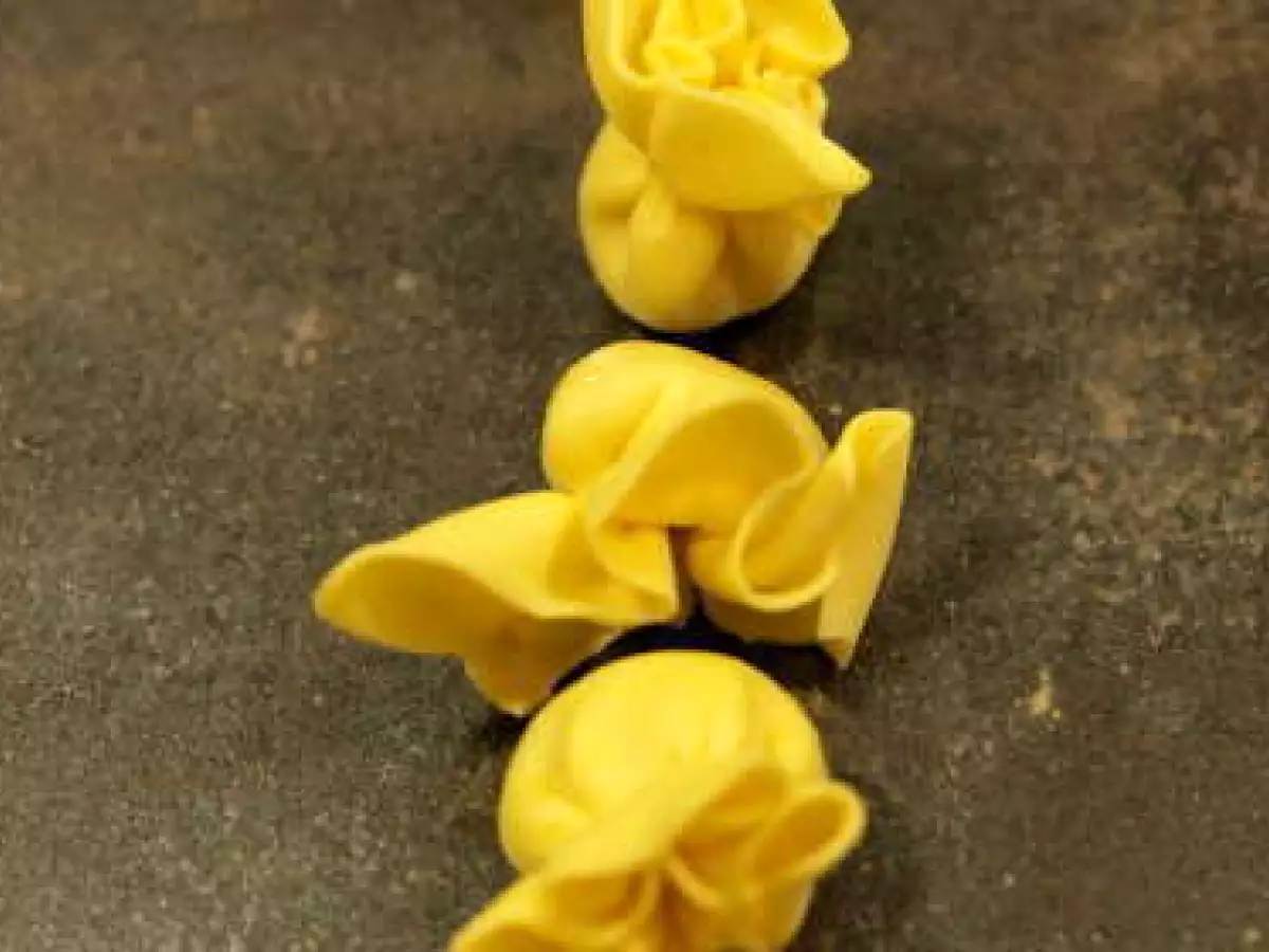 Pasta fresca rellena de queso parmesano, acompañada de higos, k - foto 3