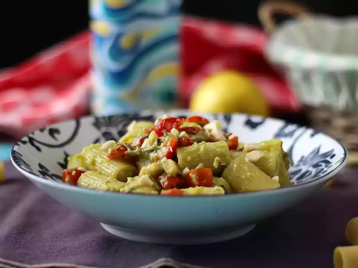 Pasta fría con crema de aguacate, almendras y tomates cherry
