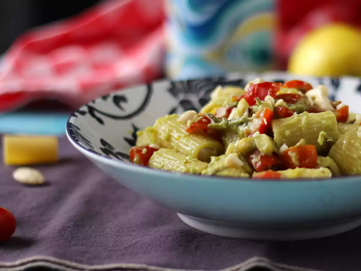 Pasta fría con crema de aguacate, almendras y tomates cherry - foto 3