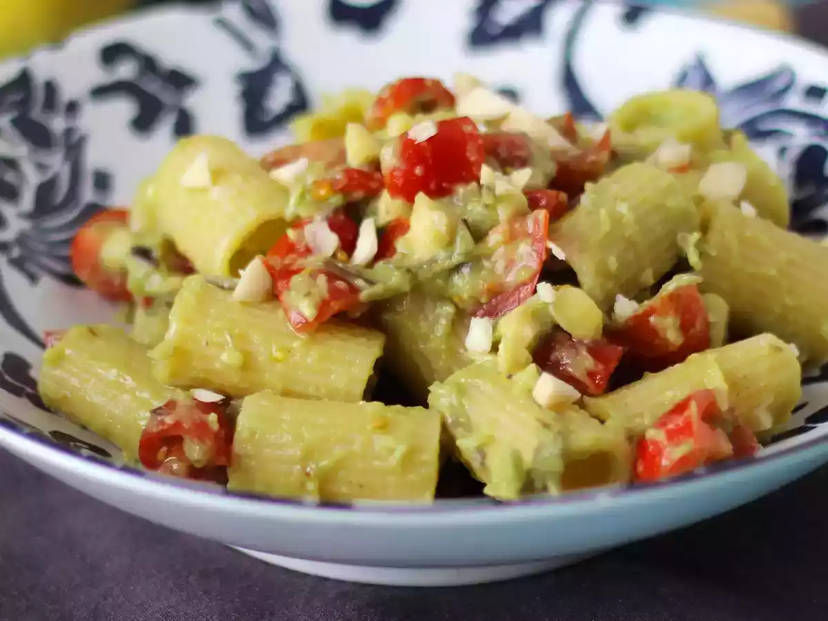 Pasta fría con crema de aguacate, almendras y tomates cherry - foto 4