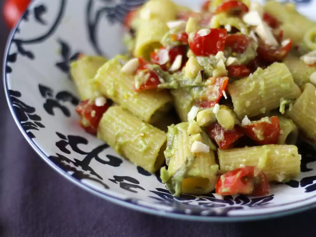 Pasta fría con crema de aguacate, almendras y tomates cherry - foto 5