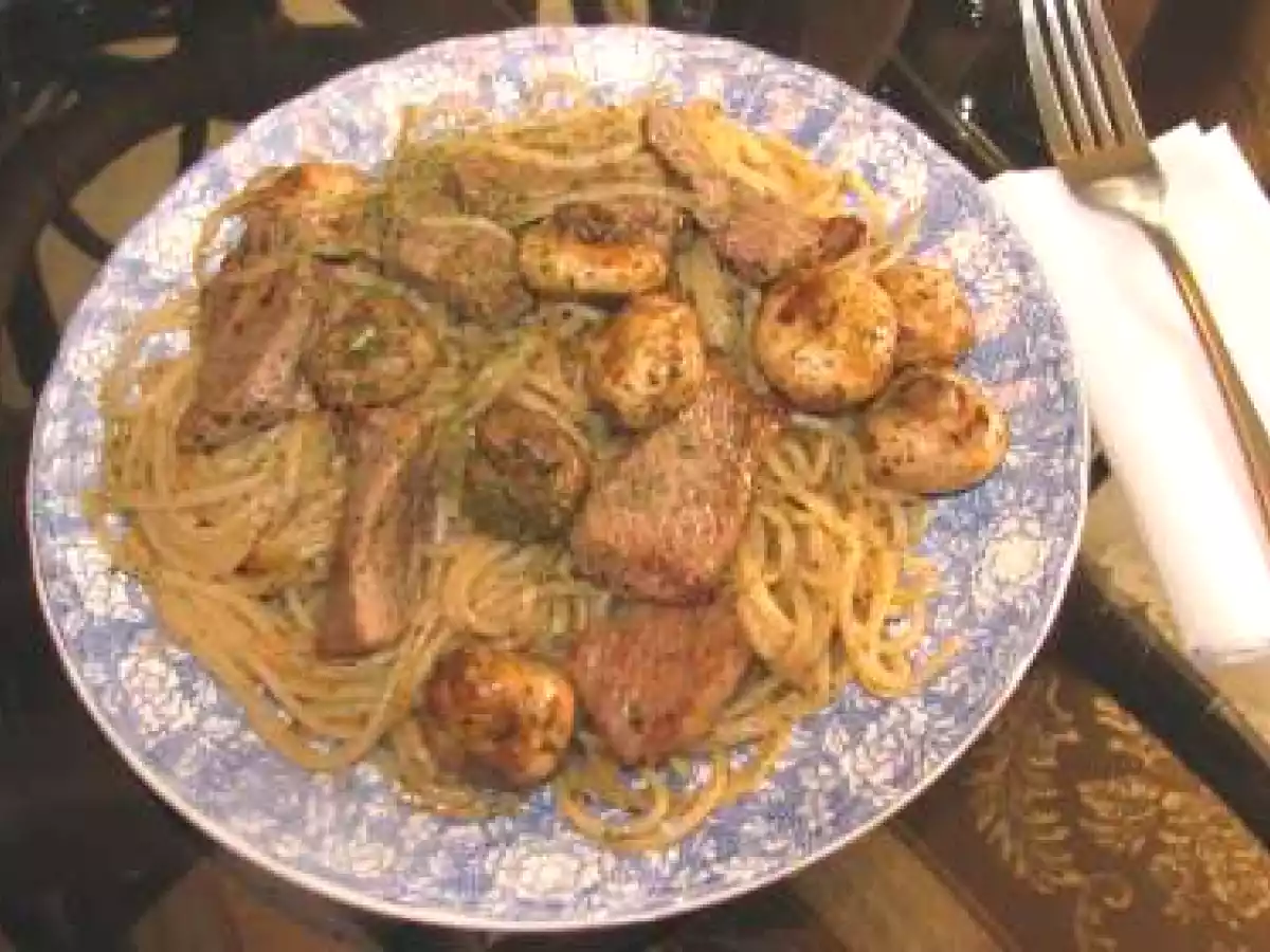 Pasta frita con lomo y champiñones