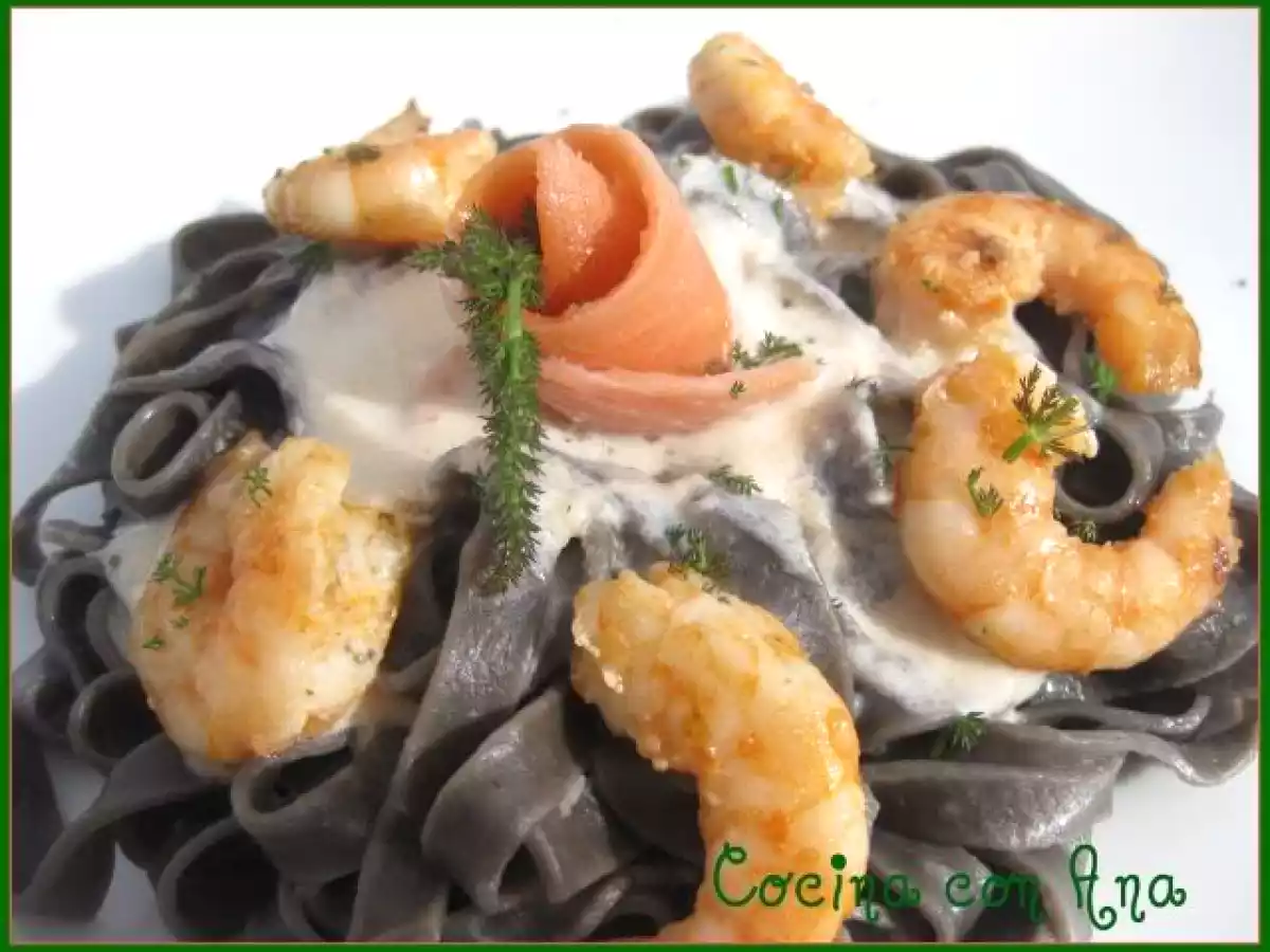 PASTA NEGRA AL SALMON Y AL HINOJO