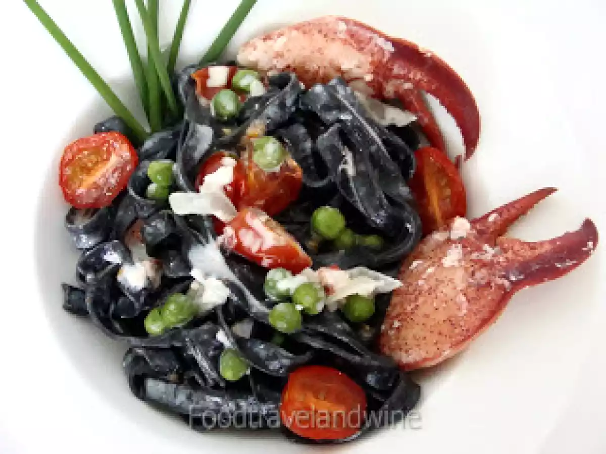 Pasta Nero di Seppia con Salsa de Champana y Bogavante