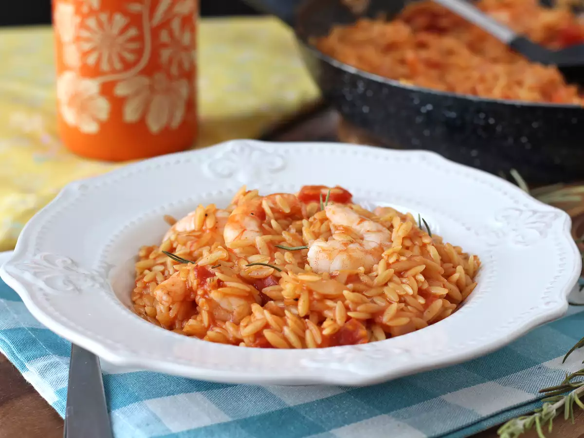 Pasta orzo con tomate y gambas, cocinada al estilo de un risotto - foto 2