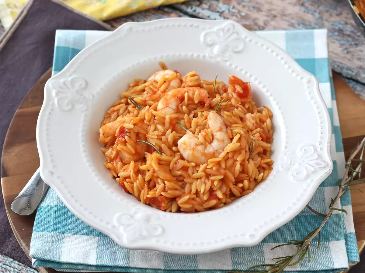 Pasta orzo con tomate y gambas, cocinada al estilo de un risotto - foto 3
