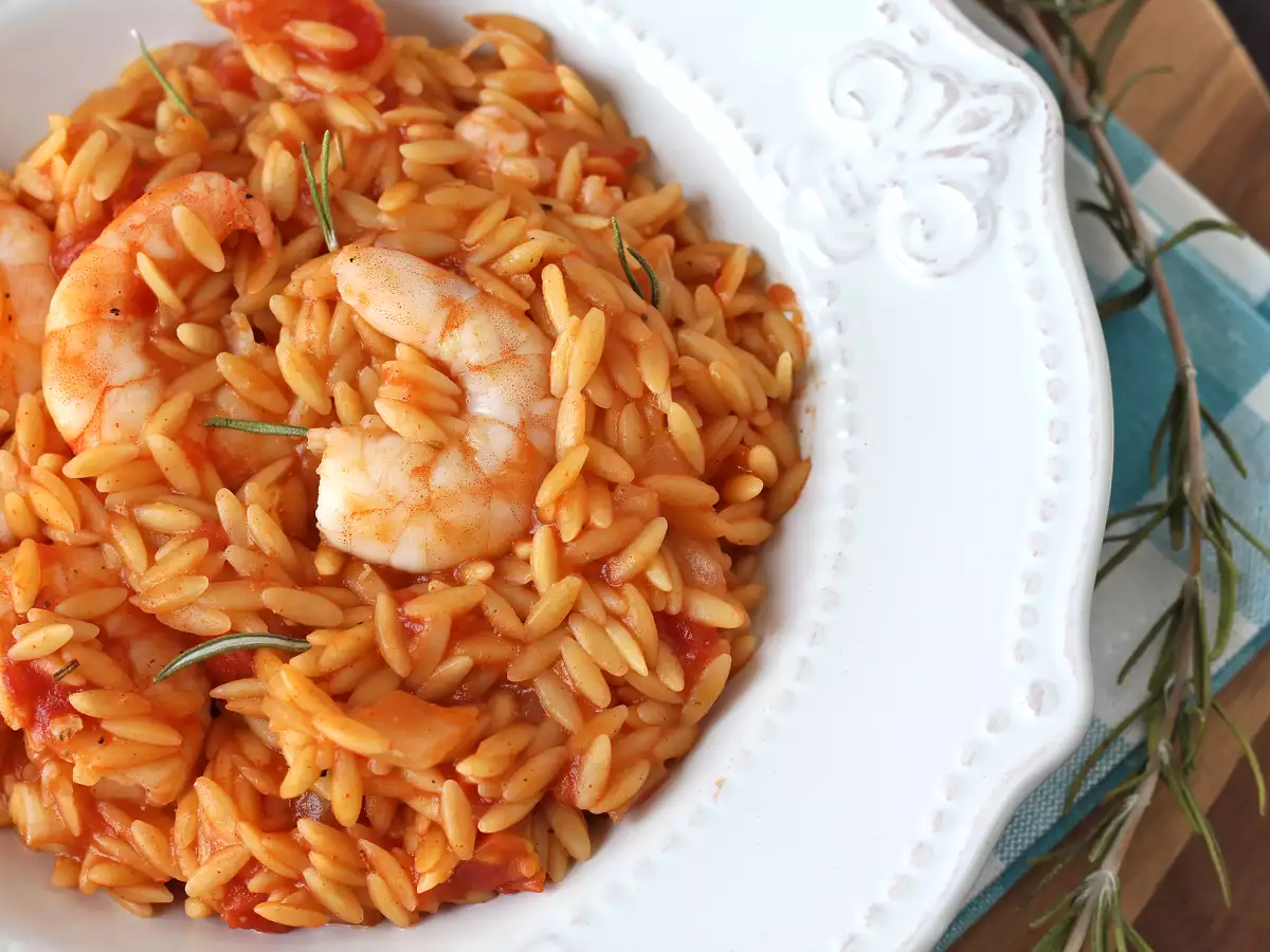 Pasta orzo con tomate y gambas, cocinada al estilo de un risotto - foto 4