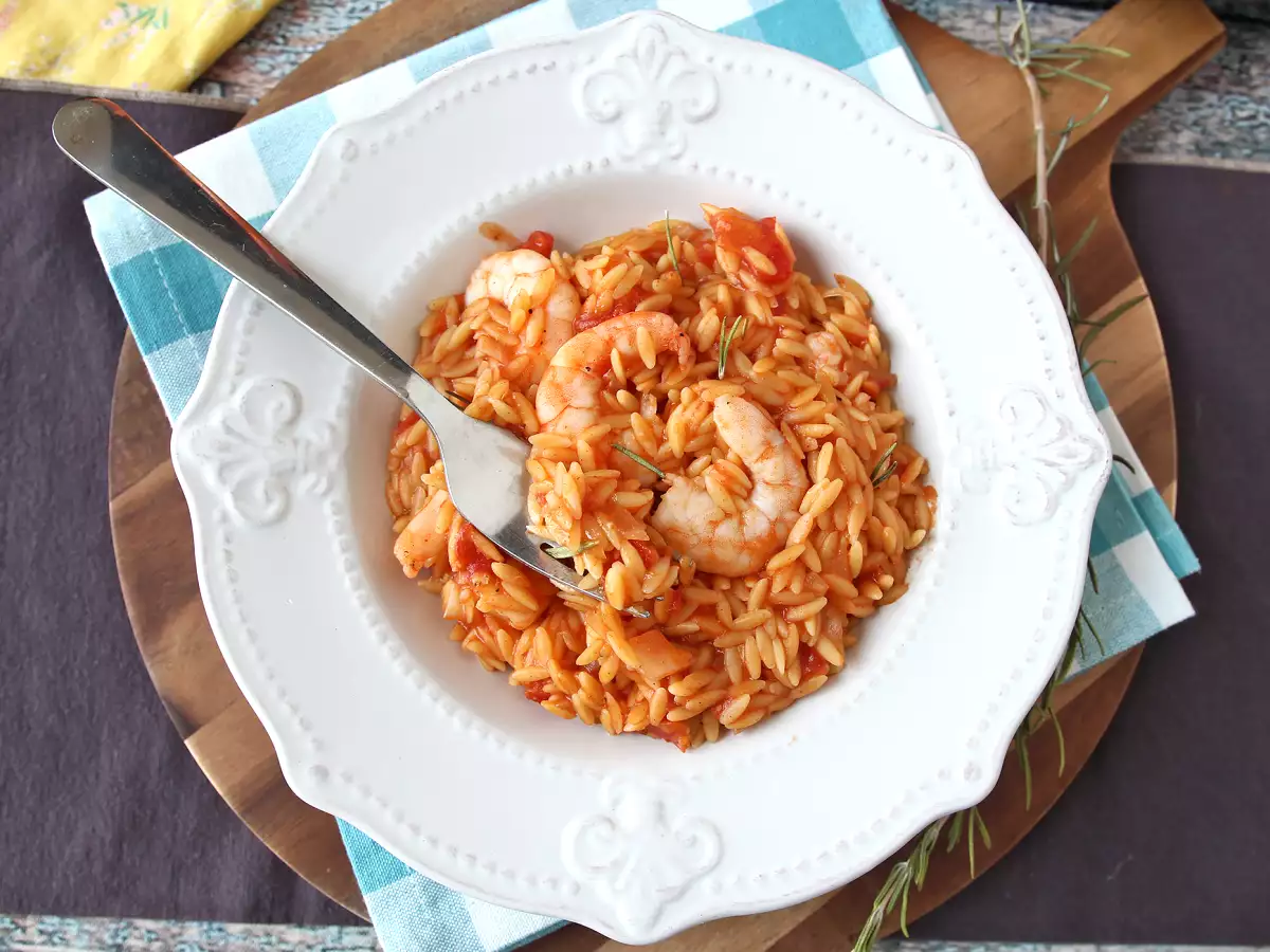Pasta orzo con tomate y gambas, cocinada al estilo de un risotto - foto 6
