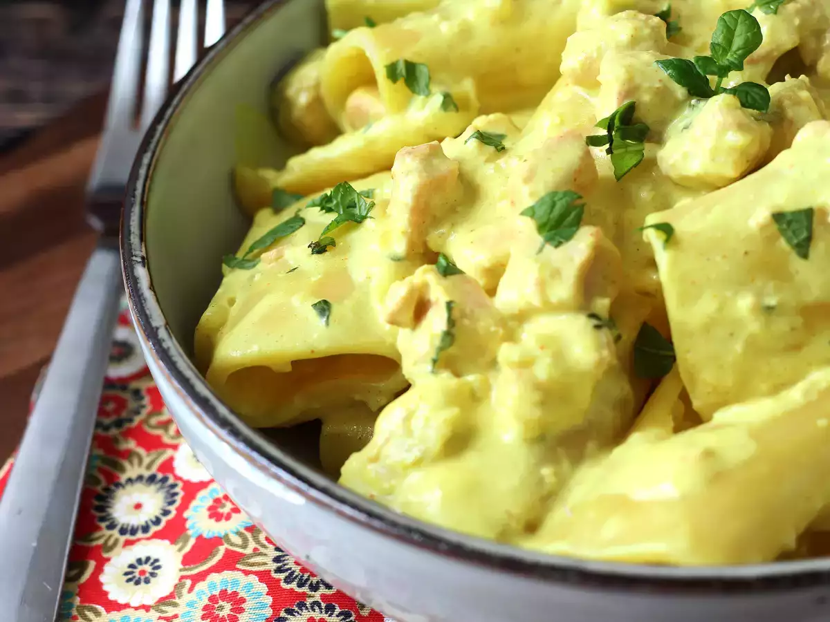 Pasta paccheri con salsa cremosa de salmón y azafrán - foto 3