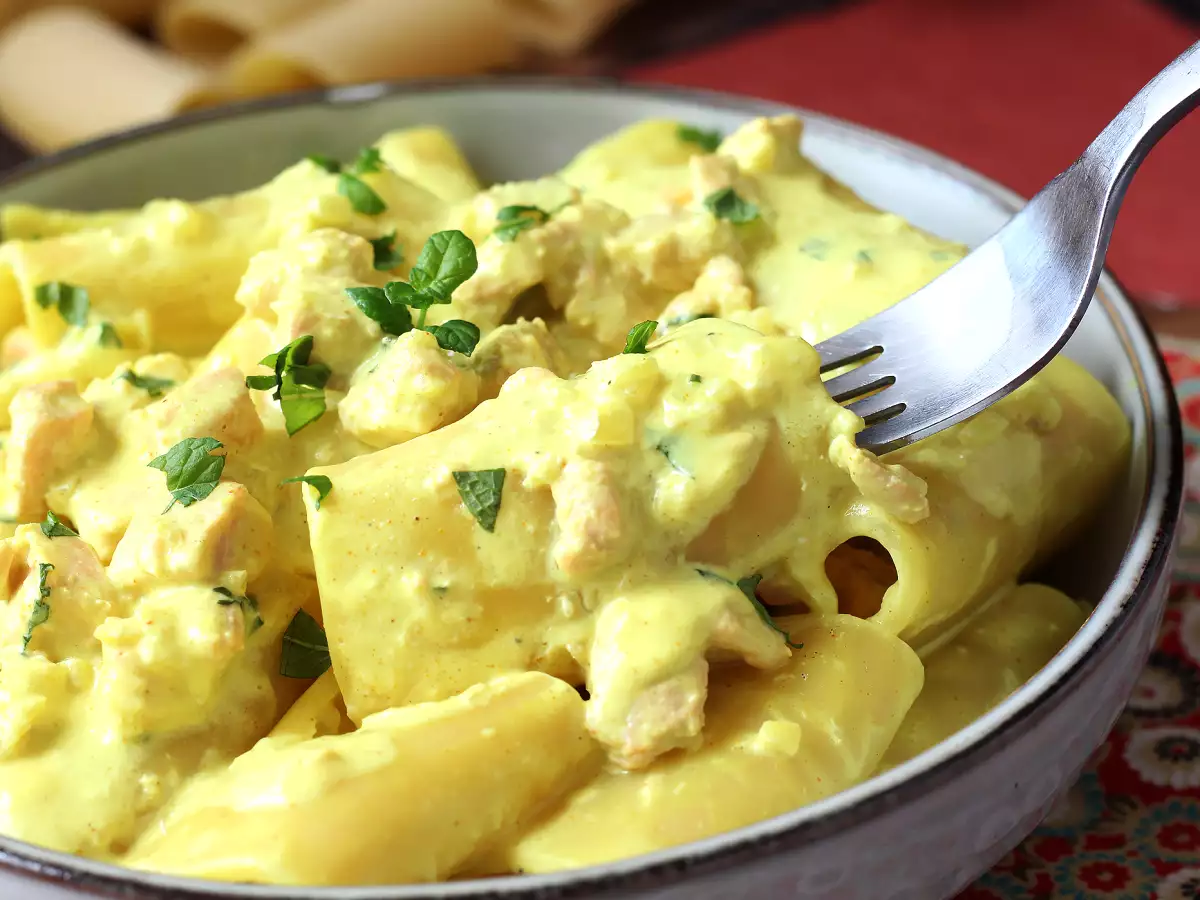 Pasta paccheri con salsa cremosa de salmón y azafrán - foto 5