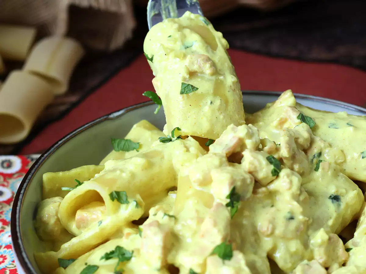 Pasta paccheri con salsa cremosa de salmón y azafrán - foto 6