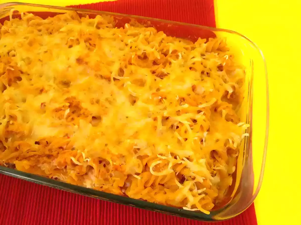 Pasta picante con pollo y gratinada con queso