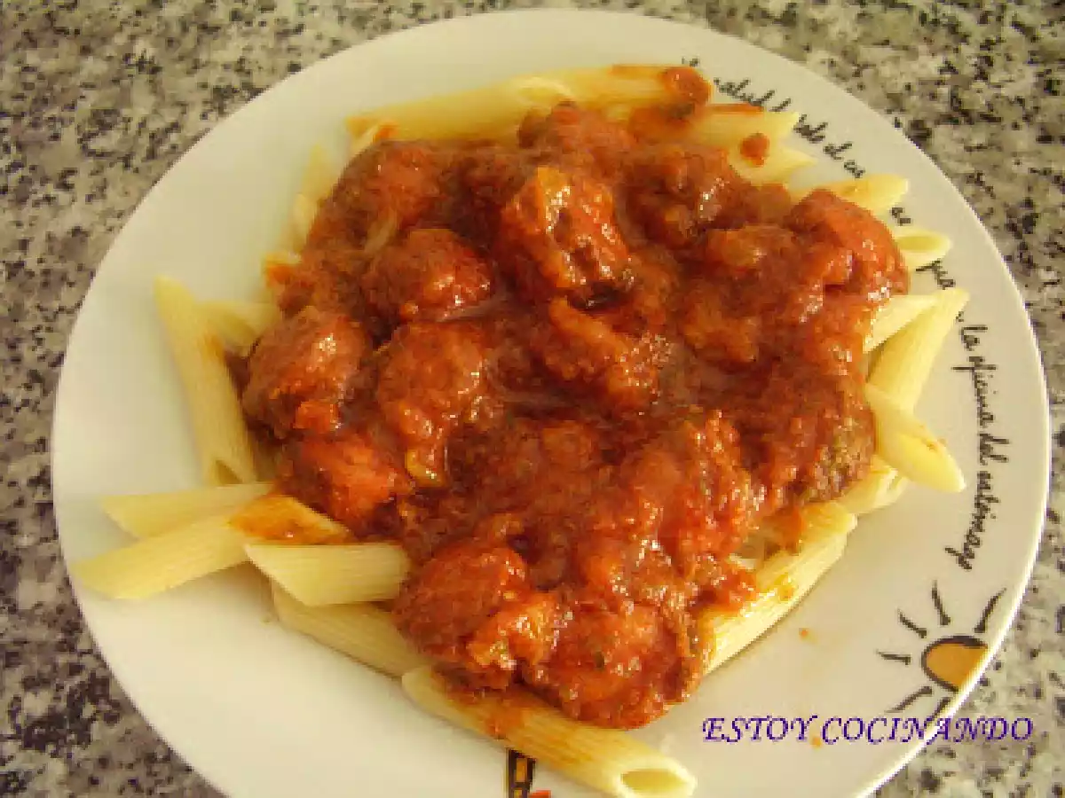 Pasta picante con salchichas