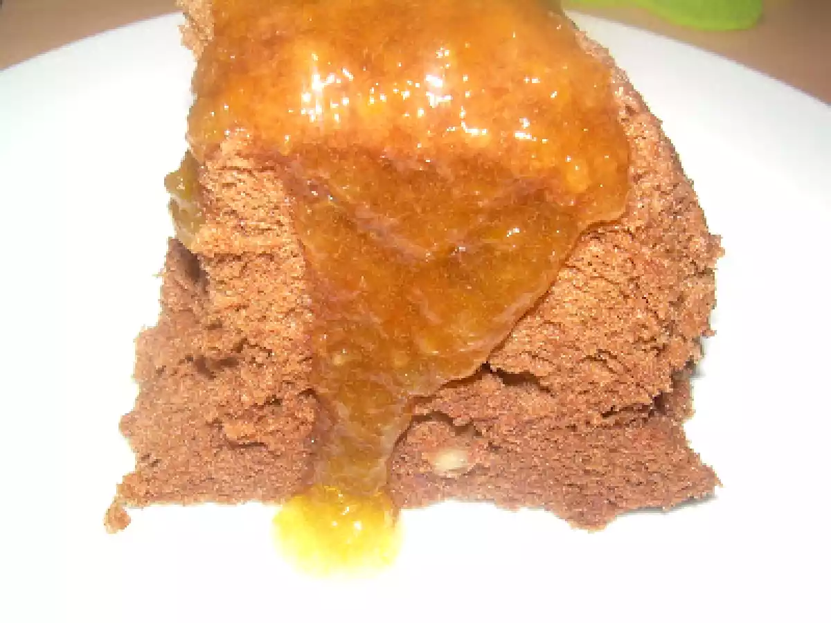 PASTEL CREMOSO DE NUECES con mermelada de albaricoque