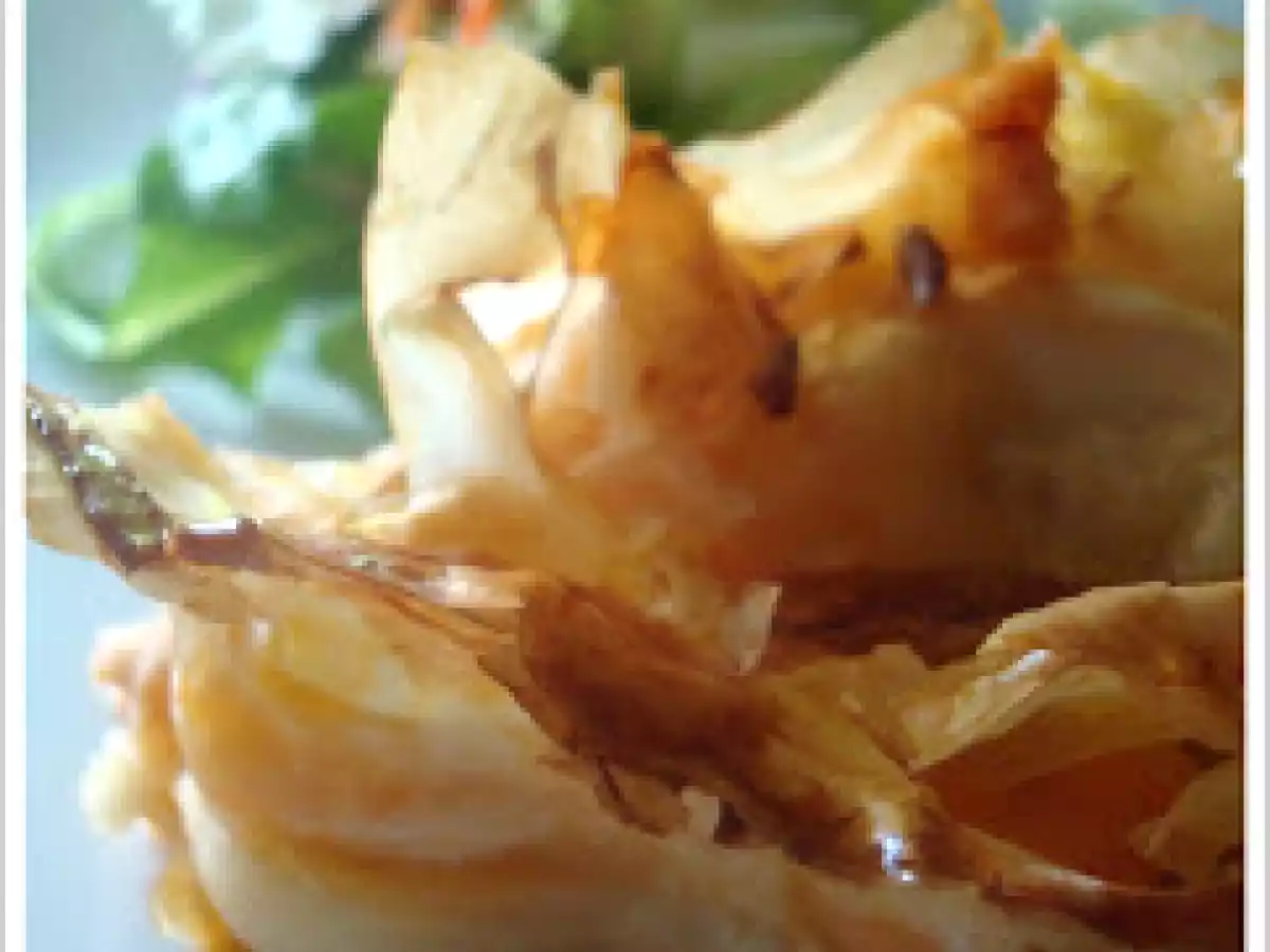 Pastel crujiente de salmón y langostinos.