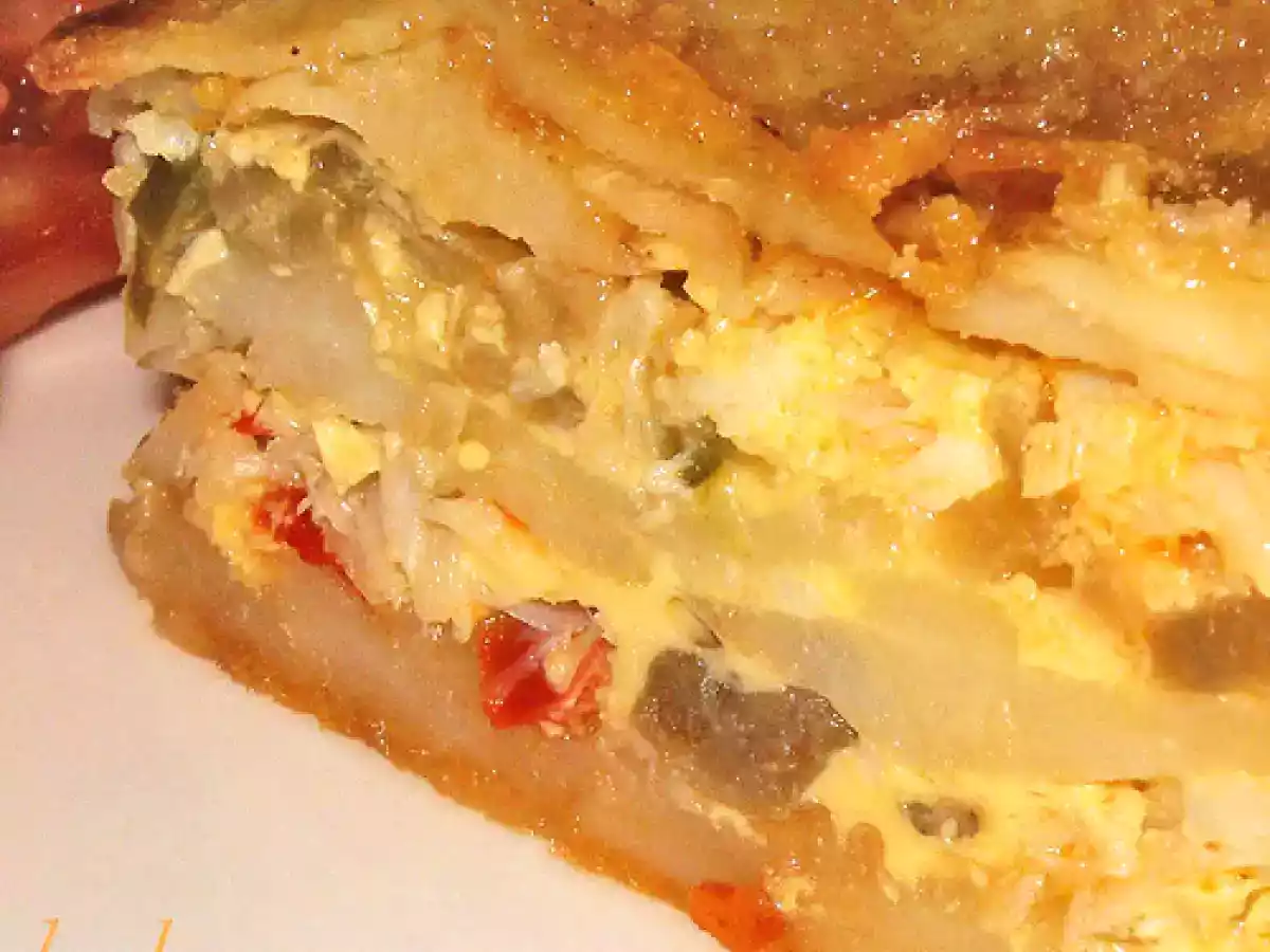Pastel de bacalao, patatas y pimientos