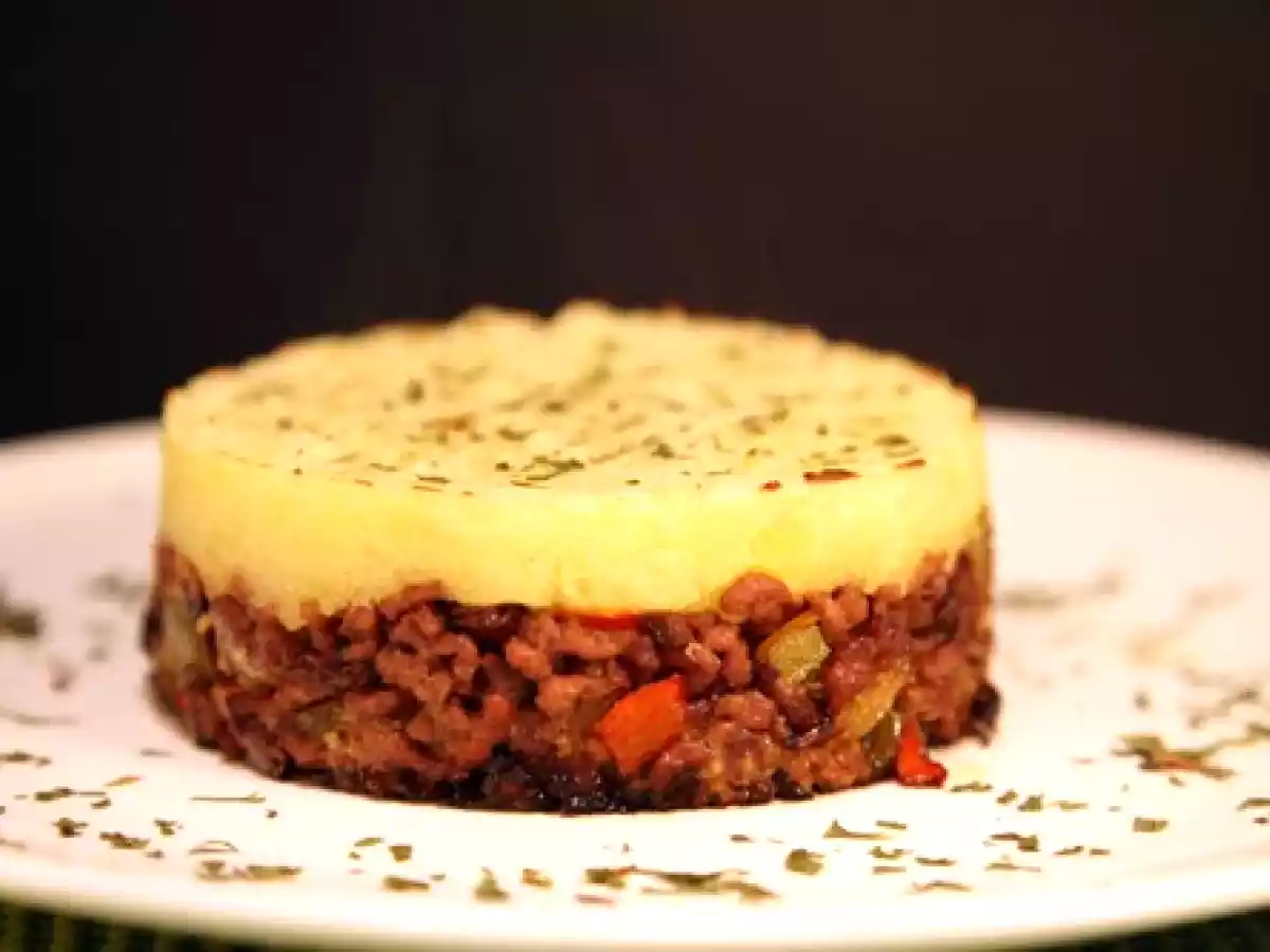 Pastel de carne con pasas y patata