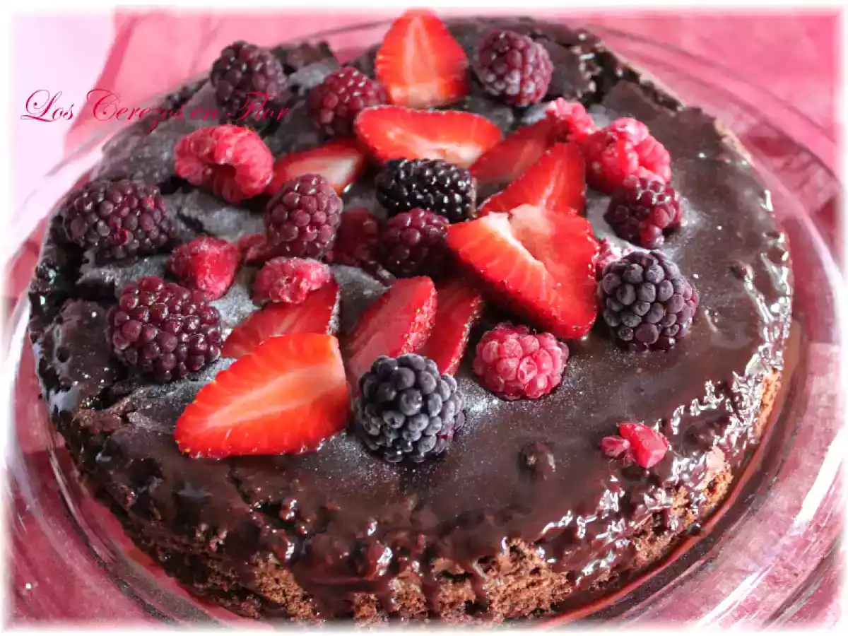 Pastel de Chocolate con frutos rojos y sin Gluten - foto 2