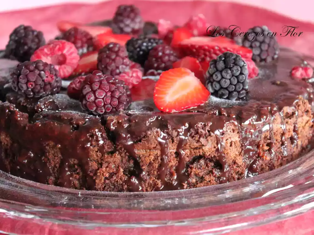 Pastel de Chocolate con frutos rojos y sin Gluten - foto 3