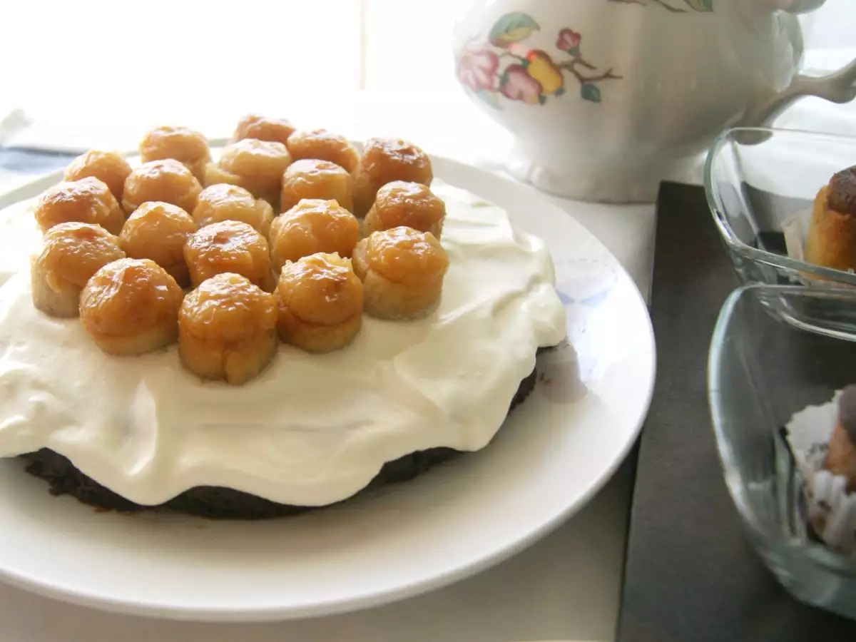 Pastel de chocolate, frosting de queso y mini piononos