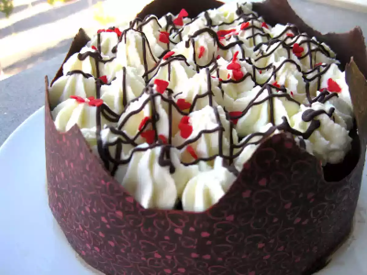 PASTEL DE CHOCOLATE, NATA Y CORONA CON TRANSFER