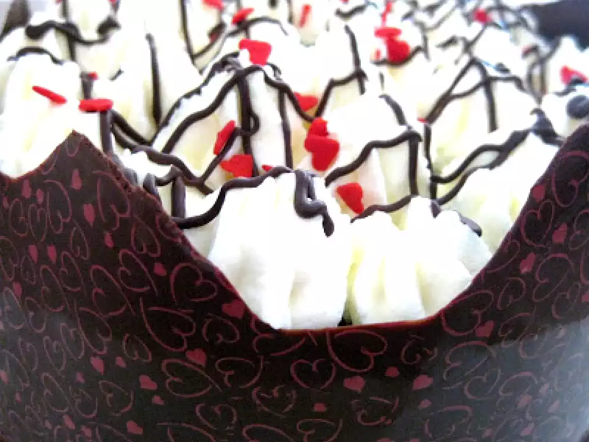 PASTEL DE CHOCOLATE, NATA Y CORONA CON TRANSFER - foto 3