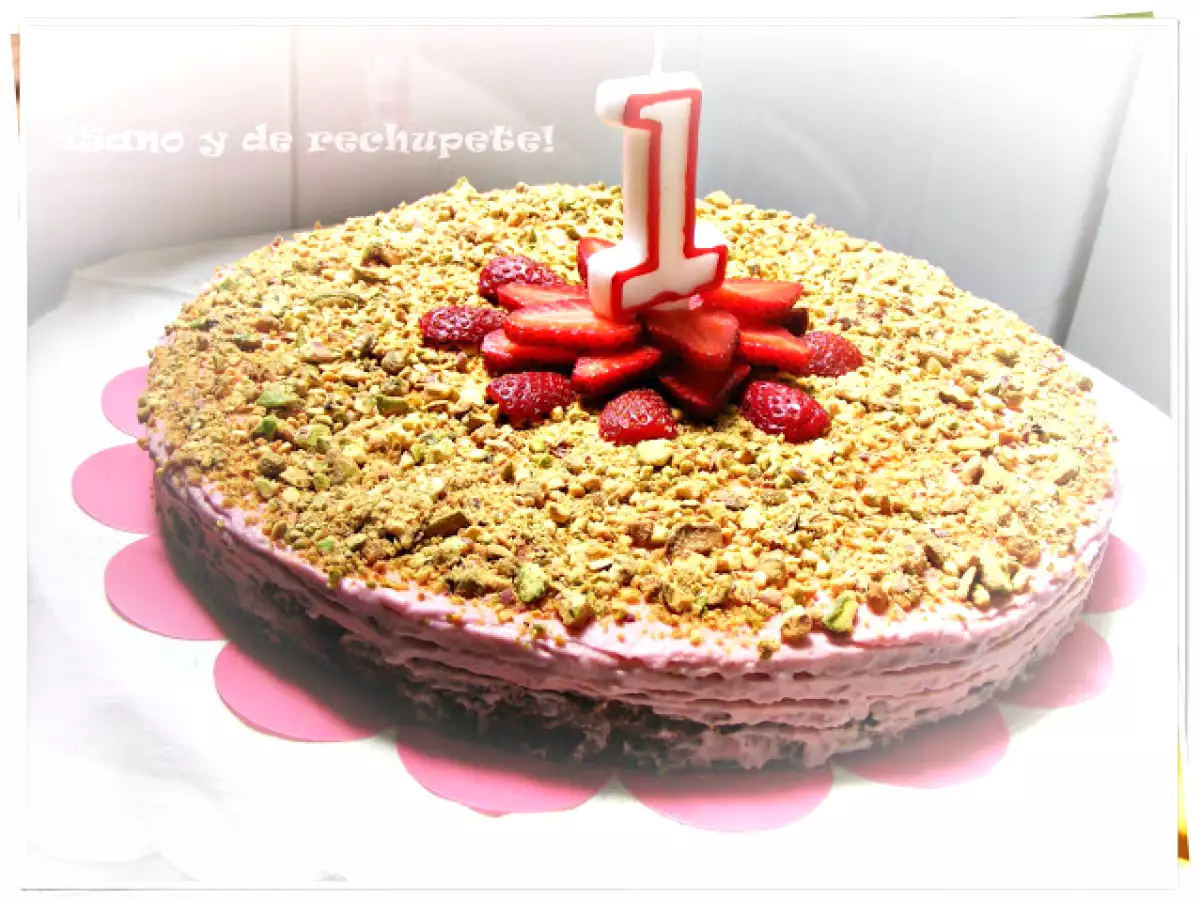 Pastel de chocolate y fresas con pistacho (Chocolate and strawberry cake with pistachio)